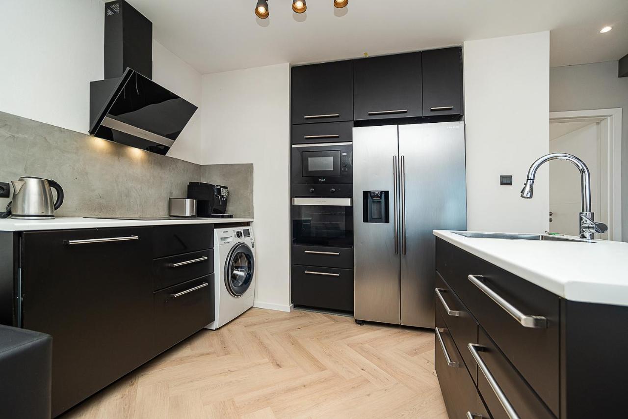 Big 4-Bedroom Flat, Terrace With Great Vitkov View براغ المظهر الخارجي الصورة