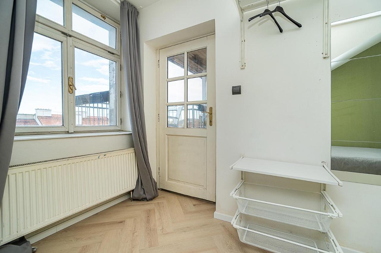 Big 4-Bedroom Flat, Terrace With Great Vitkov View براغ المظهر الخارجي الصورة