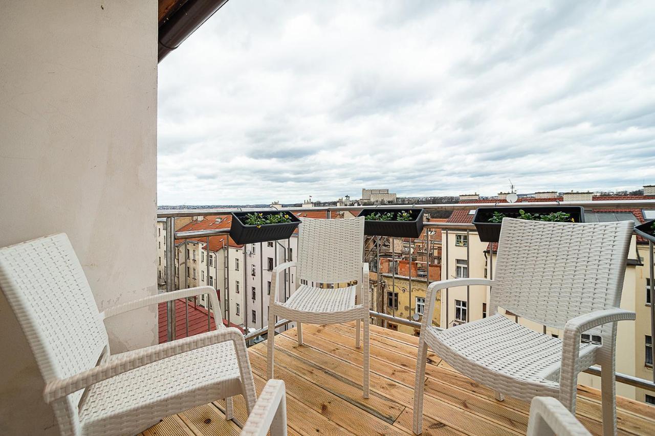 Big 4-Bedroom Flat, Terrace With Great Vitkov View براغ المظهر الخارجي الصورة