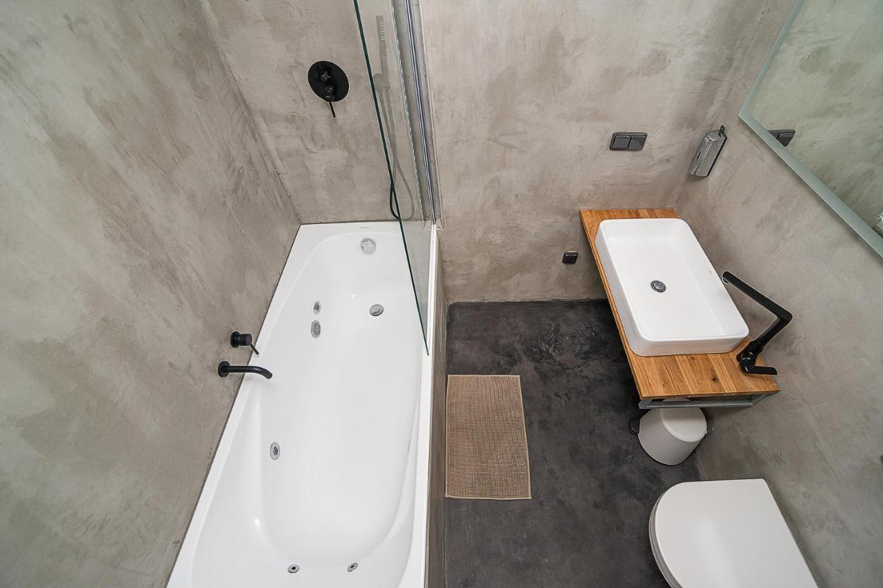 Big 4-Bedroom Flat, Terrace With Great Vitkov View براغ المظهر الخارجي الصورة