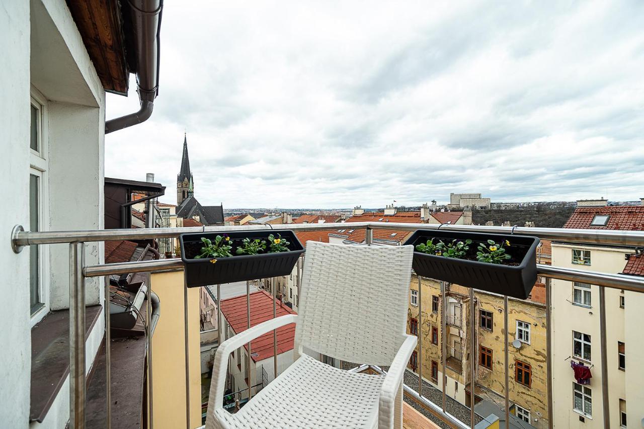 Big 4-Bedroom Flat, Terrace With Great Vitkov View براغ المظهر الخارجي الصورة